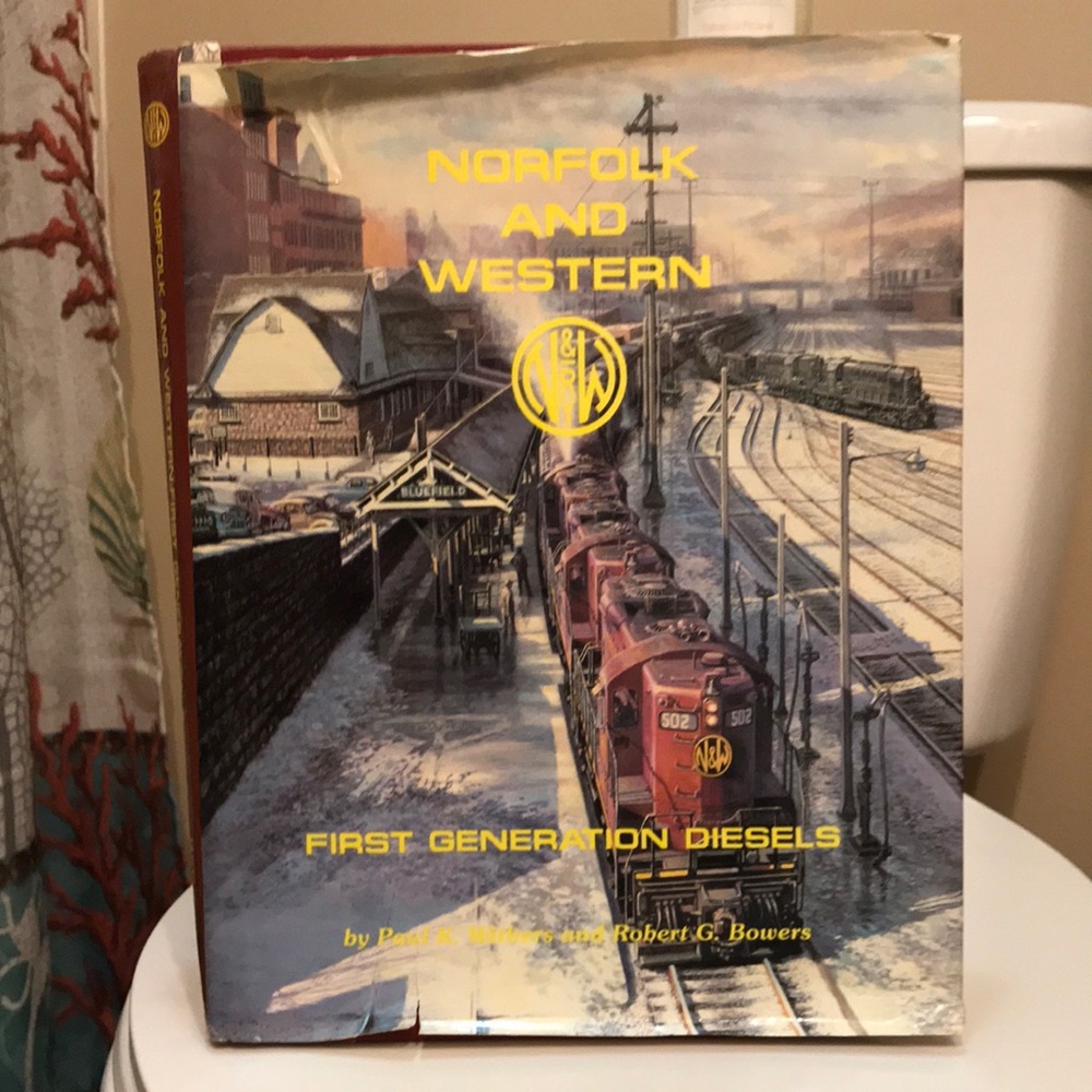 🌷NEW🌷 VTG Norfolk & Western 1st Gen Book